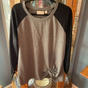 Belle by Kim Gravel Gray & Black Knot Front Raglan Top Large
